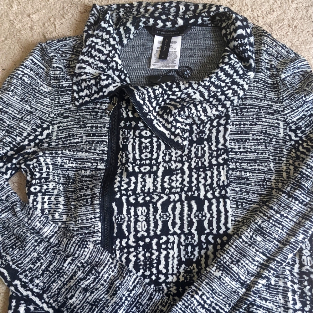 Bcbgmaxazria side zip sweater white and navy blue  in medium
